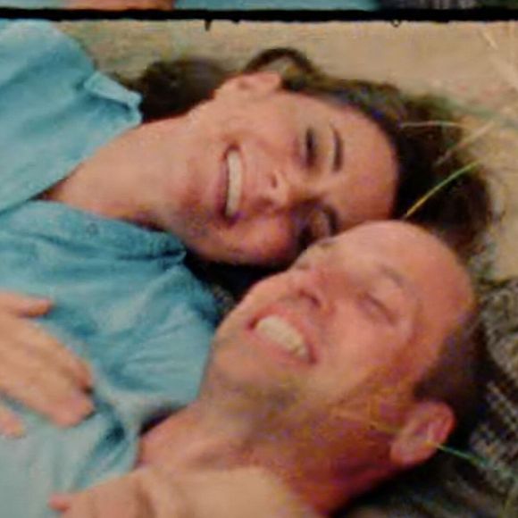 Kate Middleton en a fini avec la chimiothérapie et annonce dans une vidéo publiées sur les réseaux sociaux le 9 septembre 2024 qu’elle reprend ses activités.
Traitée pour un cancer dont elle n’a pas dévoilé la nature, la princesse de Galles a publié une vidéo où on la voit notamment entourée du prince William et de leurs enfants, le prince George, la princesse Charlotte et le prince Louis.
© Prince and Princess of Wales Instagram via Bestimage