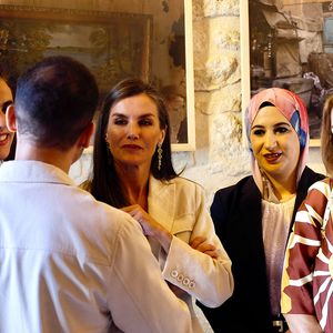 La reine Letizia d'Espagne inaugure une exposition photographique de l'Egyptien Mohamed Mahdy et de l'Espagnole Laura Silleras sur la Cité des Morts au centre culturel de la Fondation Sultan au Caire, le 18  septembre 2025. © Casa de S.M. El Rey via Bestimage