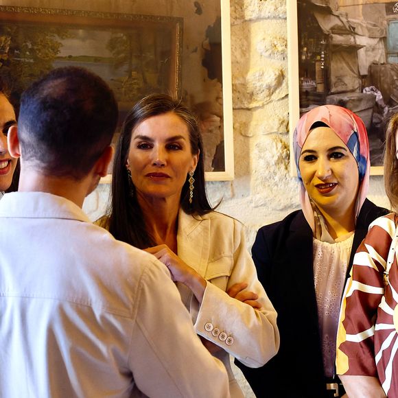 La reine Letizia d'Espagne inaugure une exposition photographique de l'Egyptien Mohamed Mahdy et de l'Espagnole Laura Silleras sur la Cité des Morts au centre culturel de la Fondation Sultan au Caire, le 18  septembre 2025. © Casa de S.M. El Rey via Bestimage