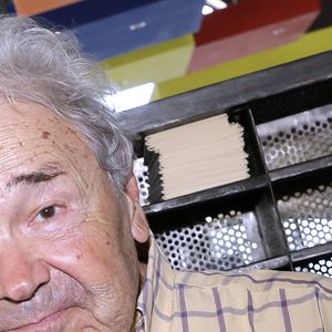 Pierre Perret lors de la 38ème édition du salon du livre de Cosne-Cours-sur-Loire le 23 mai 2026. © Cédric Perrin / Bestimage