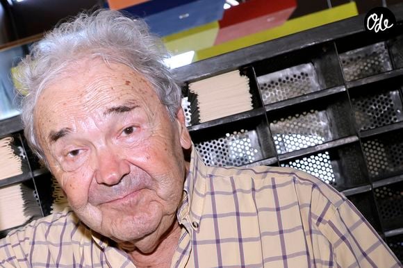 Pierre Perret lors de la 38ème édition du salon du livre de Cosne-Cours-sur-Loire le 23 mai 2026. © Cédric Perrin / Bestimage