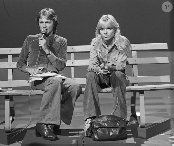 Archives - En France, à Paris, Claude François et France Gall sur un plateau de télévision le 13 septembre 1974.