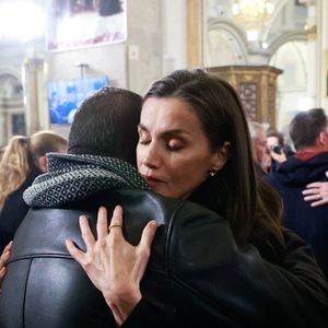 La reine Letizia d'Espagne lors d'une messe pour les victimes des inondations causées par le phénomène DANA à la cathédrale de Valence le 9 décembre 2024.