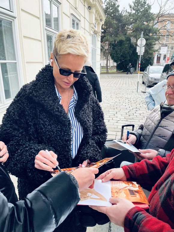 Adriana KAREMBEU, arrivée à l'hôtel Le Méridien pour le bal de l'Opéra 2026 à Vienne, Autriche, le 12 février 2026. - 20260212_PD7369