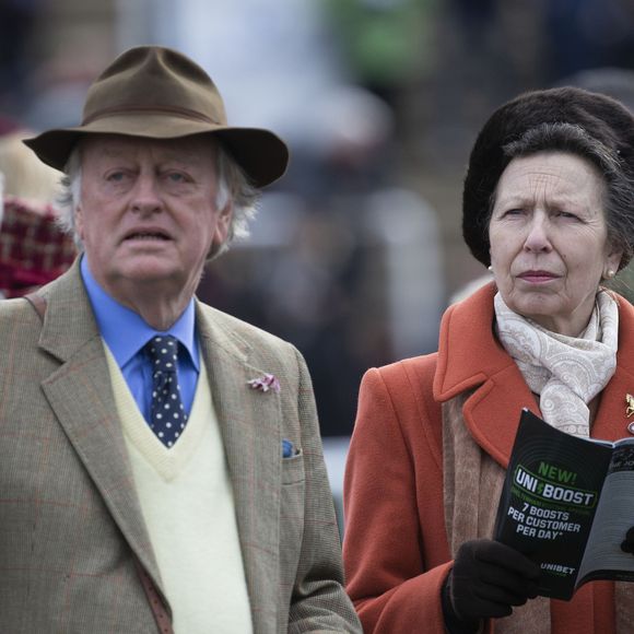 Aujourd’hui, la princesse Anne et Camilla sont devenues belles-sœurs et Andrew Parker Bowles entretient de bonnes relations avec les deux femmes et la famille royale.

La princesse Anne, Andrew Parker Bowles - Jour 1 du Festival de Cheltenham à l'hippodrome de Cheltenham, Cheltenham, 10 mars 2020 AGENCE / BESTIMAGE