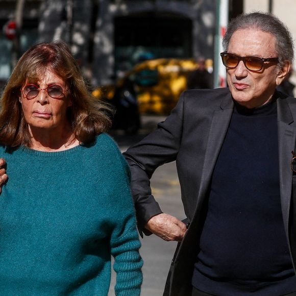 Françoise Coquet et Michel Drucker - Obsèques du journaliste Jean-Pierre Elkabbach au cimetière du Montparnasse dans le 14ème arrondissement de Paris, France, le 6 octobre 2023. © Christophe Clovis/Bestimage