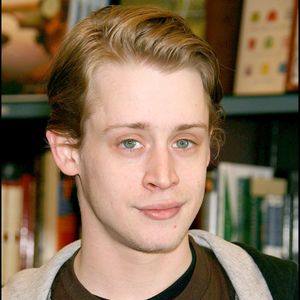 MACAULAY CULKIN A DEDICACE SON LIVRE "JUNIOR" CHEZ BARNES AND NOBLES A LOS ANGELES. ALAIN ROLLAND / MAXIMA PROD / BESTIMAGE