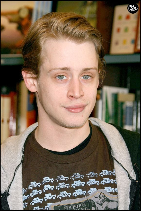 MACAULAY CULKIN A DEDICACE SON LIVRE "JUNIOR" CHEZ BARNES AND NOBLES A LOS ANGELES. ALAIN ROLLAND / MAXIMA PROD / BESTIMAGE