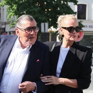 A l'instar de Johnny Hallyday, accompagnée par Jean-Claude Camus qui fut le producteur du rockeur pendant plusieurs années.

Laeticia Hallyday et Jean-Claude Camus - Arrivées aux obsèques de Philippe Labro en l'église de Saint-Germain-des-Prés à Paris le 13 juin 2025. © Dominique Jacovides - Christophe Clovis / Bestimage