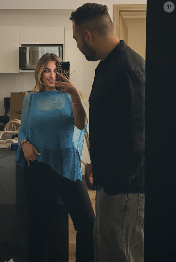 Très attentive au bien-être de son cher et tendre, la jeune femme prend grand soin de ne jamais dévoiler son visage sur les photos afin de préserver l'anonymat de son chéri.