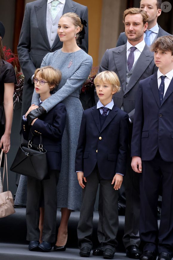 Béatrice Borromeo, leurs enfants Stefano et Francesco, Raphaël Elmaleh - La famille princière monégasque dans la cour d'honneur du palais lors de la la fête nationale à Monaco le 19 novembre 2025. © Dominique Jacovides - Bruno Bebert / Bestimage