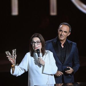 Nana Mouskouri (L) accepte un prix d'honneur de Nikos Aliagas (D) lors de la 41e cérémonie des Victoires de la Musique à La Seine Musicale le 13 février 2026 à Boulogne-Billancourt, France. Photo par Franck Castel /ABACAPRESS.COM