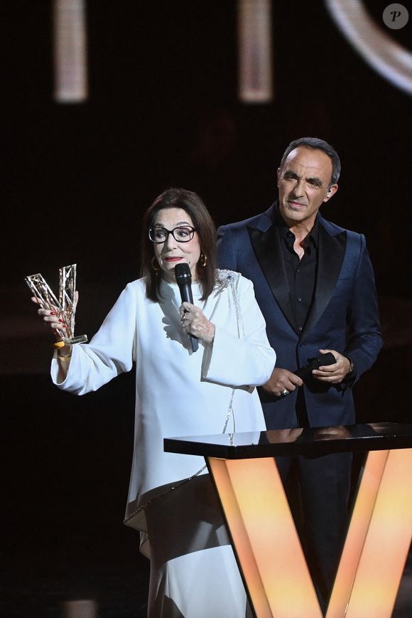 Nana Mouskouri (L) accepte un prix d'honneur de Nikos Aliagas (D) lors de la 41e cérémonie des Victoires de la Musique à La Seine Musicale le 13 février 2026 à Boulogne-Billancourt, France. Photo par Franck Castel /ABACAPRESS.COM