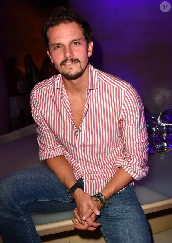 Pour un repas complet dans ce cadre idyllique, prévoyez un budget moyen de 60 à 95 euros, avec des cocktails autour de 22 euros.

Juan Arbelaez à la soirée Kérastase au Centre Pompidou à Paris le 20 octobre 2022

© Veeren / Bestimage