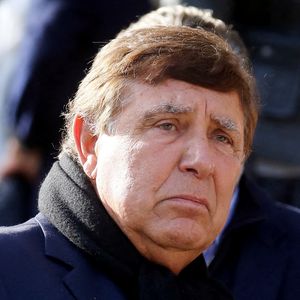 "J'ai commencé à faire le clown. J'ai commencé à m'extérioriser", a ainsi expliqué l'animateur

Jean-Pierre Foucault - Sorties des obsèques de Etienne Mougeotte en l'église Saint-François-Xavier à Paris. Le 13 octobre 2021
© Jacovides-Clovis / Bestimage