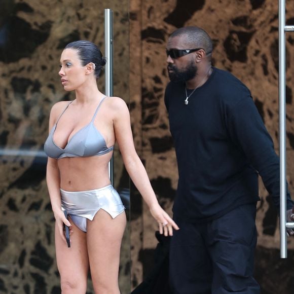 Il s’agirait d’un “film de mode” réalisé par Kanye West dans lequel apparaît Bianca Censori

Exclusif - Kanye West et sa femme Bianca Censori, les fesses à l'air, à la sortie d'un rendez-vous à Los Angeles, le 19 mars 2024.