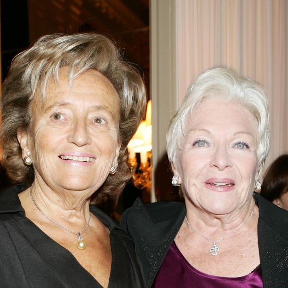 Bernadette Chirac est décédée.

Bernadette Chirac et Line Renaud lors du dîner organisé à l'hôtel Crillon pour célébrer les cinquante ans de carrière de Jean-Claude Brialy, les cent cinquante ans du Théâtre des Bouffes-Parisiens et les vingt ans de l'acteur à la tête de l'institution.