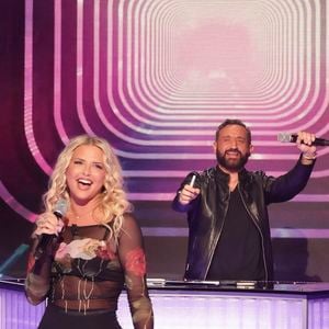 Exclusif - Kelly Vedovelli, Cyril Hanouna, sur le plateau de l’émission « TPMP » présentée par C.Hanouna et diffusée en direct sur C8, Paris, France, le 24 fevrier 2025. © Jack Tribeca / Bestimage