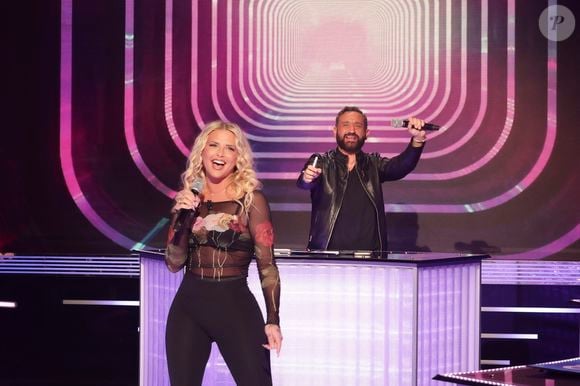 Exclusif - Kelly Vedovelli, Cyril Hanouna, sur le plateau de l’émission « TPMP » présentée par C.Hanouna et diffusée en direct sur C8, Paris, France, le 24 fevrier 2025. © Jack Tribeca / Bestimage