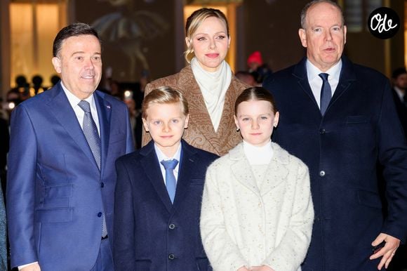 Le prince Albert II de Monaco, la princesse Charlène et leurs enfants la princesse Gabriella et le prince héréditaire Jacques lancent les illuminations de Noël en Principauté, depuis la place du Casino à Monaco, le 29 novembre 2025. 

© Claudia Albuquerque/Bestimage