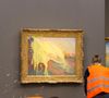 C'est un antiquaire de Seine-Saint-Denis qui a repéré la toile et l'a rachetée pour 5 000 euros.

23 octobre 2022, Potsdam, Brandebourg, Allemagne : Le 23 octobre 2022, deux activistes de la dernière génération, Mirjam Hermann et Benjamin Fink, ont jeté de la purée de pommes de terre sur un tableau de Monet au musée Barberini de Potsdam, en Allemagne, avant de se coller au mur en contrebas. Par leurs protestations, les activistes de la "dernière génération" demandent l'introduction d'une amende de 9 euros et une limitation de la vitesse à 100 km/h sur l'autoroute. (Crédit photo : © Jonas Gehring/Alto Press via ZUMA Press)