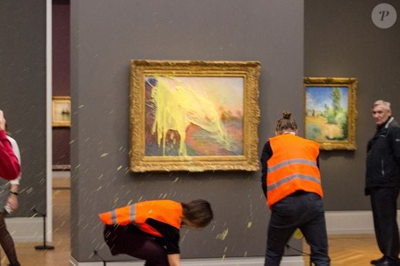 C'est un antiquaire de Seine-Saint-Denis qui a repéré la toile et l'a rachetée pour 5 000 euros.

23 octobre 2022, Potsdam, Brandebourg, Allemagne : Le 23 octobre 2022, deux activistes de la dernière génération, Mirjam Hermann et Benjamin Fink, ont jeté de la purée de pommes de terre sur un tableau de Monet au musée Barberini de Potsdam, en Allemagne, avant de se coller au mur en contrebas. Par leurs protestations, les activistes de la "dernière génération" demandent l'introduction d'une amende de 9 euros et une limitation de la vitesse à 100 km/h sur l'autoroute. (Crédit photo : © Jonas Gehring/Alto Press via ZUMA Press)