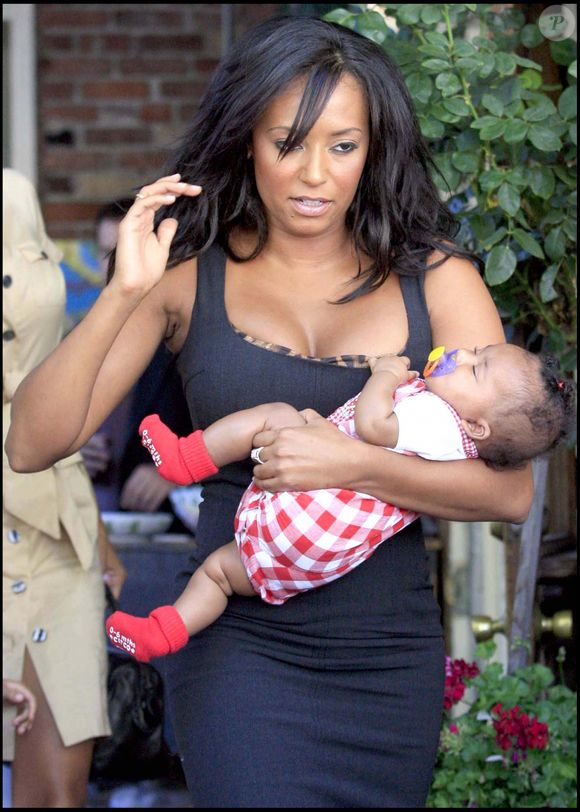 Mélanie Brow et sa fille Angel Iris (4mois) rencontrent Nicole Murphy et sa fille Bella Zahra à Los Angeles. Photo par SUNSET PHOTO AGENCY / BESTIMAGE