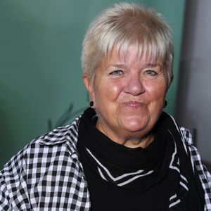 Elle a raconté au sujet d'une potentielle mésentente : "Quand on lit : 'Ils ne s'entendent pas entre eux, ils se tirent la bourre', c'est faux ! On se tombe dans les bras chaque année". 

Exclusif - Mimie Mathy la marraine de la 3eme édition du Festival Histoires de Femmes de Dreux, France, le 21 octobre 23. © Denis Guignebourg/BestImage