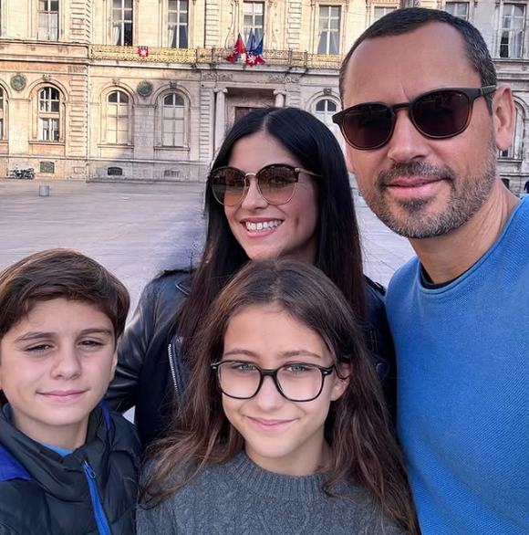 Victime d'une spondilodiscite infectieuse particulièrement douloureuse, Olivier a passé près de trois semaines dans un service infectiologie du CHU de Grenoble. 

Delphine et Olivier Colas à la tête d'une fratrie de cinq enfants dans "Familles nombreuses, la vie en XXL". @Instagram