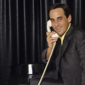 En France, à Paris, Thierry Ardisson à son bureau le 23 avril 1986