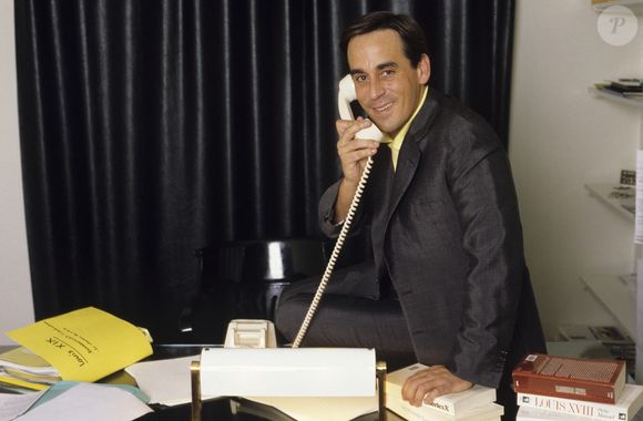 En France, à Paris, Thierry Ardisson à son bureau le 23 avril 1986