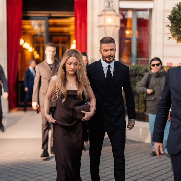 David Beckham et sa fille Harper Seven sortent de l'hôtel La Réserve Paris - Hotel and Spa pour se rendre au défilé de Victoria en marge de la Fashion Week de Paris (PFW), à Paris, France, le 7 mars 2025. © Tiziano da Silva/Bestimage