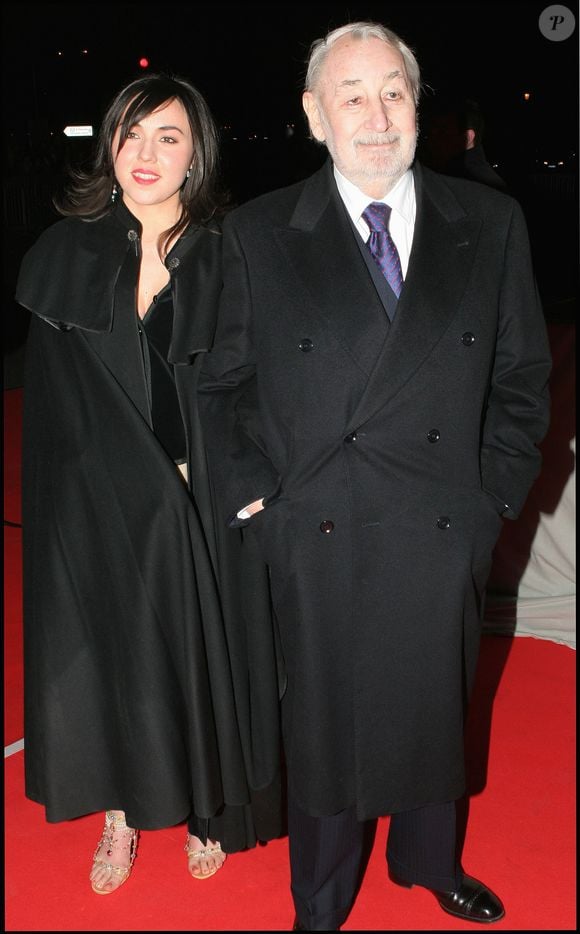 Archives - Philippe Noiret et sa petite-fille Déborah Grall à l'arrivée au théâtre du Chatelet pour la 30eme cérémonie des Césars. Guillaume Gaffiot/Bestimage