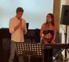 On peut ainsi voir l'ancien Premier ministre en train de chanter le titre "Les filles d'aujourd'hui' pendant que Joyce Jonathan est au piano.