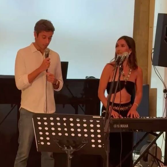 On peut ainsi voir l'ancien Premier ministre en train de chanter le titre "Les filles d'aujourd'hui' pendant que Joyce Jonathan est au piano.