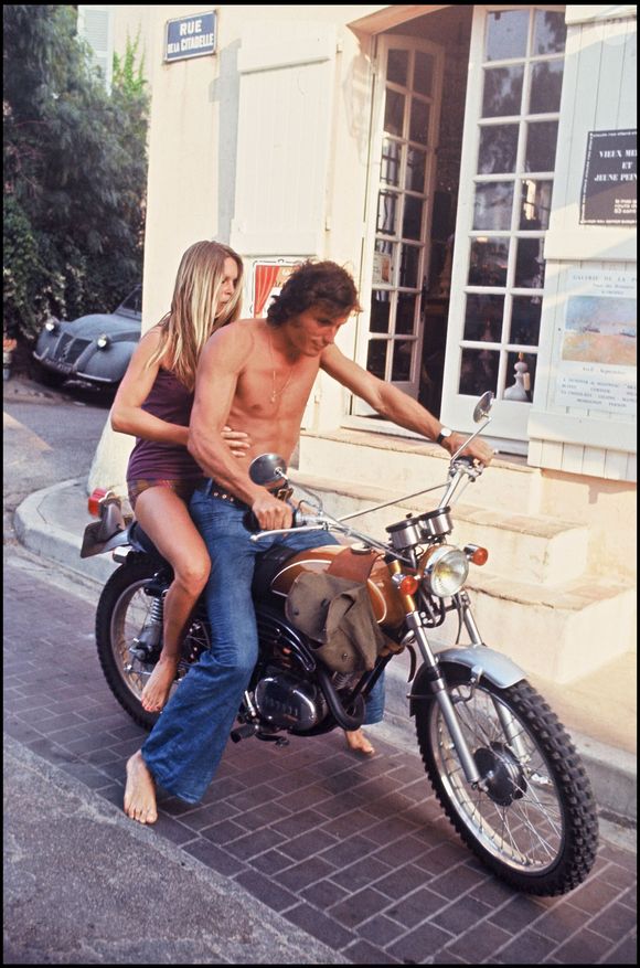 Archives - Brigitte Bardot avec un ami sur une moto à Saint-Tropez. DANIEL ANGELI / BESTIMAGE