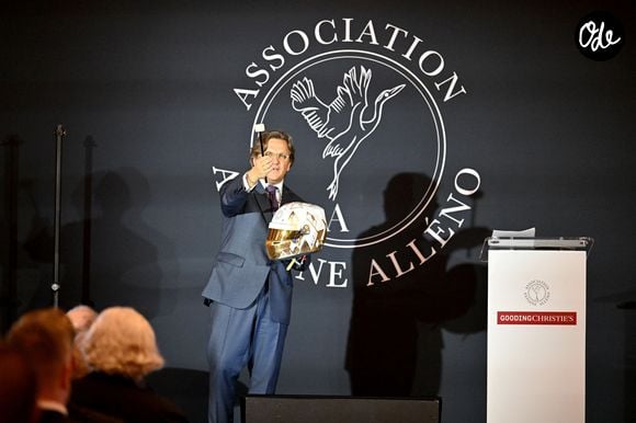 Exclusif - No tabloids - Julien Vincent Brunie, le commissaire priseur, avec le casque du prince Albert II de Monaco, lors de la vente de charité de l'Association Antoine Alléno "Formula One For Life" qui a réuni le monde de la Formule 1 autour de la sécurité routière à l'hôtel Hermitage à Monaco, le 5 mai 2026, en marge du Grand Prix de F1. © Bruno Bebert/Bestimage