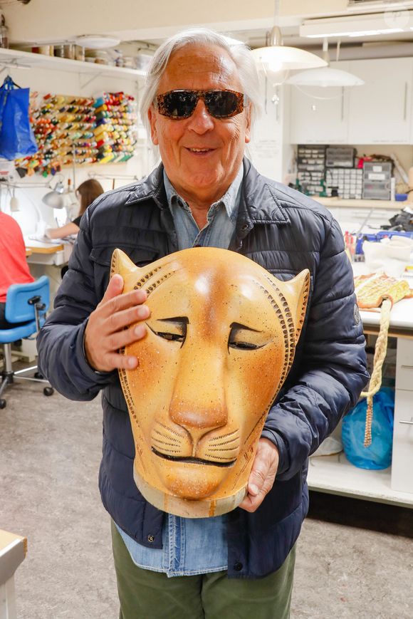 Accompagné de sa femme Nikole avec laquelle il est marié depuis 1999, le couple a pu découvrir les éléments et tenues du spectacle en coulisses.

Exclusif - Gilbert Montagné - Gilbert Montagné assite à une représentation spéciale du spectacle "Le Roi Lion" audiodécrite à destination des malvoyants au théâtre Mogador à Paris, France, le 07 juin 2025. © Christophe Clovis / Bestimage