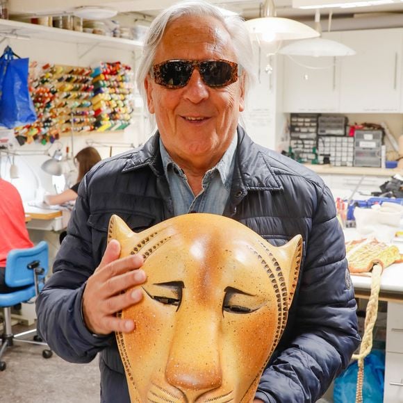 Accompagné de sa femme Nikole avec laquelle il est marié depuis 1999, le couple a pu découvrir les éléments et tenues du spectacle en coulisses.

Exclusif - Gilbert Montagné - Gilbert Montagné assite à une représentation spéciale du spectacle "Le Roi Lion" audiodécrite à destination des malvoyants au théâtre Mogador à Paris, France, le 07 juin 2025. © Christophe Clovis / Bestimage