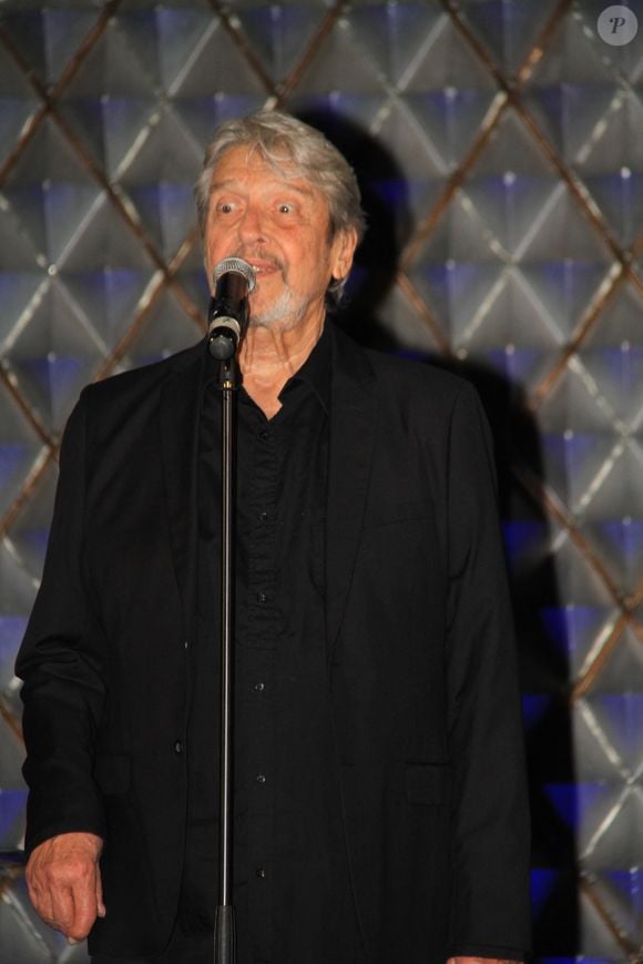 Son fils, Baptiste Chapuisat, qui a pour père Gilles Dreu, a annoncé la triste nouvelle à l'AFP.

Le chanteur Gilles Dreu fêtait ses 60 ans de carrière au club "La Nouvelle Eve" à Paris le 11 mai 2022.

© Philippe Baldini / Bestimage