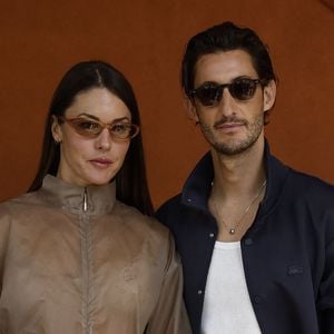 Pierre Niney et sa compagne Natasha Andrews lors des Internationaux de France de Tennis de Roland Garros 2026, à Paris, France, le 7 juin 2026. © Jacovides-Moreau/Bestimage