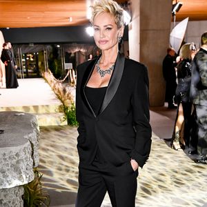 Et d'ajouter : "Je pense que je mérite cette petite liberté de choix. La coupe qui me plaît. Vraiment, c'est venu juste comme ça, sans aucune préméditation. Mais je kiffe beaucoup."

Adriana Karembeu à la soirée du Beauty Ball 2026 au château de Bratislava, en Slovaquie, le 16 janvier 2026. © ProfiMedia/Bestimage