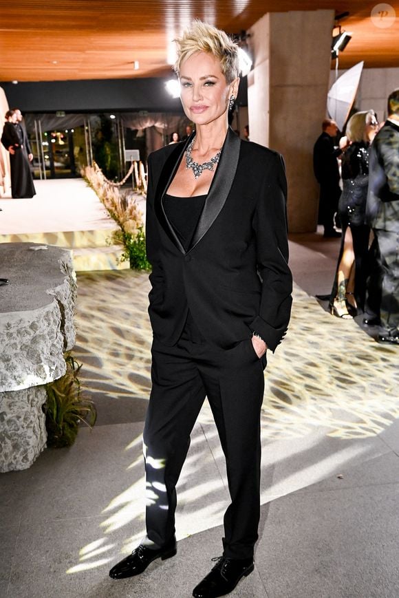 Et d'ajouter : "Je pense que je mérite cette petite liberté de choix. La coupe qui me plaît. Vraiment, c'est venu juste comme ça, sans aucune préméditation. Mais je kiffe beaucoup."

Adriana Karembeu à la soirée du Beauty Ball 2026 au château de Bratislava, en Slovaquie, le 16 janvier 2026. © ProfiMedia/Bestimage