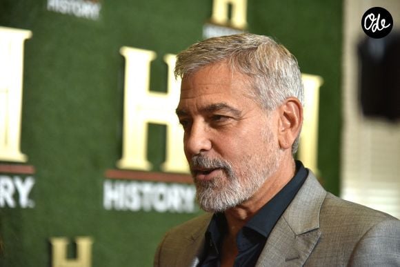 Son patrimoine provient de sa carrière au cinéma, au théâtre et de nombreux contrats publicitaires.

George Clooney au photocall de la soirée "HISTORYTalks 2022: Your Place in History" dans le DAR Constitution Hall de la Maison Blanche à Washington DC, le 24 septembre 2022.
Photo Press Service / BESTIMAGE