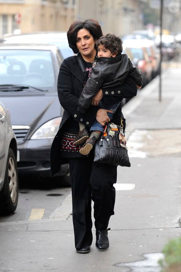 La sœur de Rachida Dati arrive à la maternité 'La Muette' à Paris, France, le 4 janvier 2009, où la ministre française de la Justice Rachida Dati a donné naissance à une petite fille, le 4 janvier. Sa fille, Zohra, est née 15 jours avant terme par césarienne dans une maternité de Paris. Photo by ABACAPRESS.COM