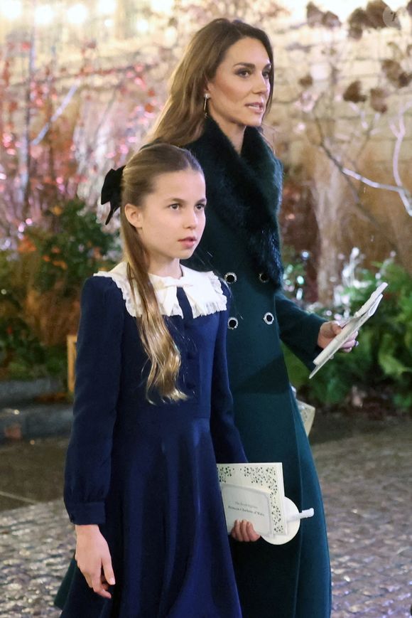 La princesse de Galles quitte les lieux avec sa fille, la princesse Charlotte, après la cérémonie de chants Together At Christmas à l'abbaye de Westminster à Londres. Date de la photo : Vendredi 5 décembre 2025. ... Noël en famille 2025 le 5 décembre. Photo : Chris Jackson/PA Wire / ABCA / PA Photos