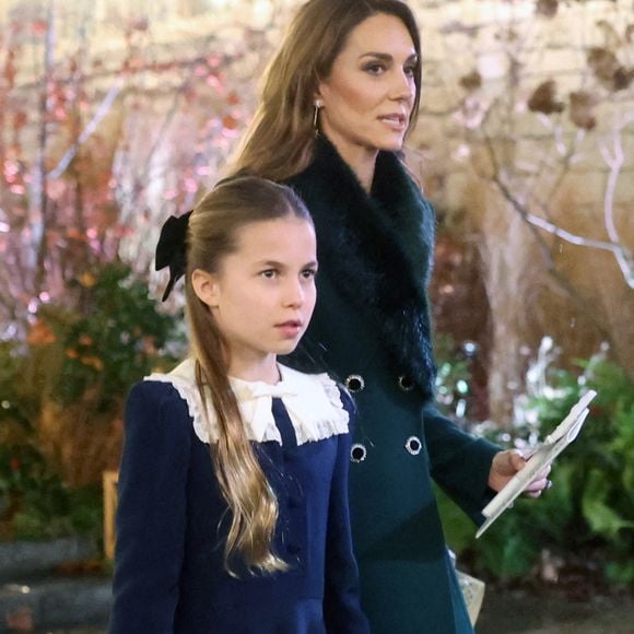 La princesse de Galles quitte les lieux avec sa fille, la princesse Charlotte, après la cérémonie de chants Together At Christmas à l'abbaye de Westminster à Londres. Date de la photo : Vendredi 5 décembre 2025. ... Noël en famille 2025 le 5 décembre. Photo : Chris Jackson/PA Wire / ABCA / PA Photos