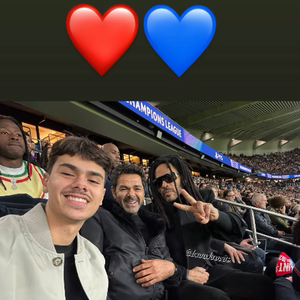 En effet, Jamel Debbouze et le jeune Léon ont eu le privilège de vivre l'intégralité du match installés juste à côté de l'immense star internationale du rock, Lenny Kravitz. 

Jamel Debbouze en tribunes du parc des Princes pour voir le match PSG-FC Barcelone