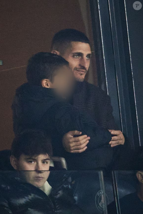 Marco Verratti et son fils - Célébrités dans les tribunes lors du match de Ligue 1 McDonald's opposant le Paris Saint-Germain (PSG) à l'Olympique de Marseille (OM) - (3-1) au Parc des Princes à Paris le 16 mars 2025. © Cyril Moreau/Bestimage
