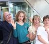 Philippe Katerine n'est pas un artiste comme les autres, et sa vie de famille lui ressemble : atypique et pleine d'humour. 

Philippe Katerine, Julie Depardieu et leurs enfants Billy et Alfred - Photocall de 'Les derniers jours de Charles Baudelaire' lors de la 65eme édition du Festival TV De Monte Carlo © Denis Guignebourg /Bestimage
